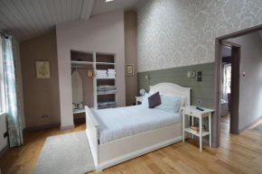 Cheerful 2 bed home with terrace in central Camden